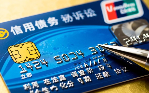 欠信用卡两万被起诉了怎么处理呢,没钱还怎么办 欠信用卡两万被起诉了怎么处理呢